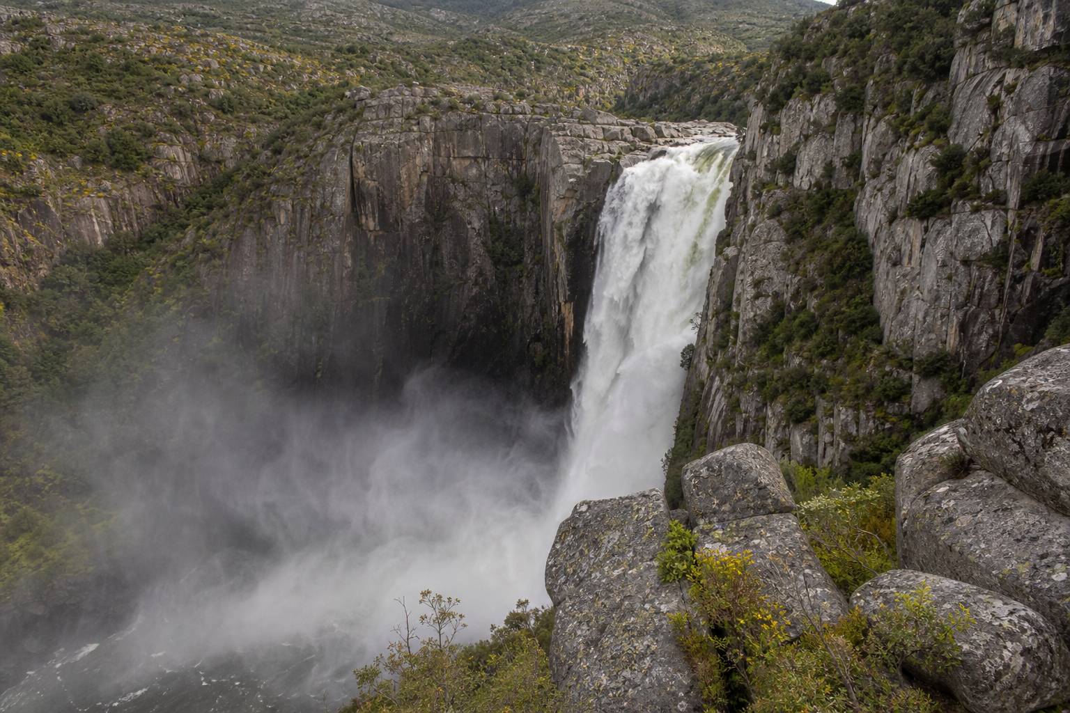 Ruta al Pozo de los Humos: guía completa para visitar una de las cascadas más espectaculares del oeste peninsular